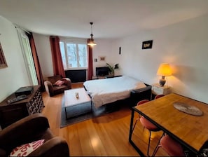 1 habitación, escritorio, tabla de planchar con plancha y cuna de viaje 
