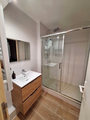 Douche, sèche-cheveux, serviettes fournies, savon