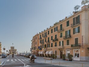 A street view with a restaurant named 'Cavallino Bianco' and a historic building in the background. - Nice apartment for 4 guests with A/C, WIFI, TV and balcony (Rapallo)