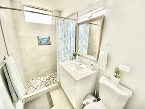 Dusche, Haartrockner, Bidet, Handtücher