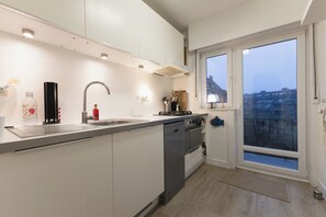 Fridge, oven, stovetop, coffee/tea maker