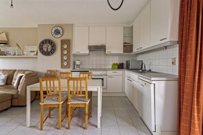 Frigorifero, microonde, forno, piano cottura