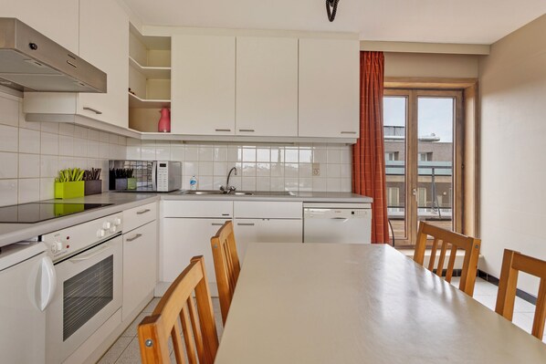 Fridge, oven, stovetop, coffee/tea maker