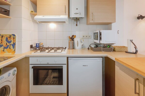 Micro-ondes, plaque de cuisson, cafetière/bouilloire