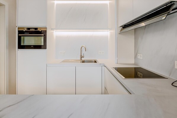 Mikrowelle, Herdplatte, Geschirrspüler