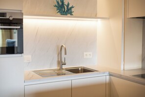 Mikrobølgeovn, kokeplater, oppvaskmaskin og kaffetrakter/tekoker