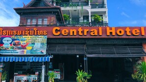 A building with a sign reading "Central Hotel". - Central Hotel Vang Vieng (Vang Vieng)