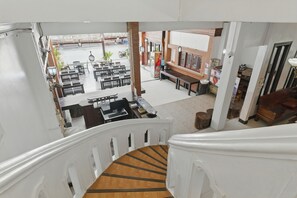 En 80-tommers LED-TV med kabel-kanaler