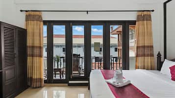 Camas con efecto memoria, minibar y decoración personalizada