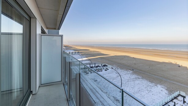 A balcony with a view of a beach. - 1 bedroom accommodation in De Panne (De Panne)