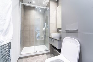 Apartamento | Banheiro | Chuveiro/banheira combinados, banheira de imersão, toalhas de banho 