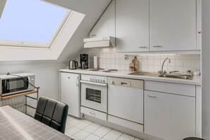 Réfrigérateur, four, plaque de cuisson, cafetière/bouilloire