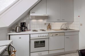 Fridge, oven, stovetop, coffee/tea maker