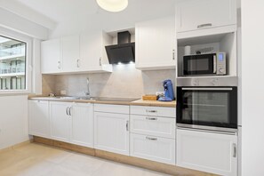 Fridge, oven, stovetop, coffee/tea maker