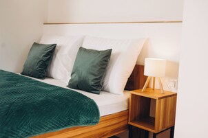 Quarto triplo superluxo, vista para a cidade | Roupas de cama antialérgicas, escrivaninha