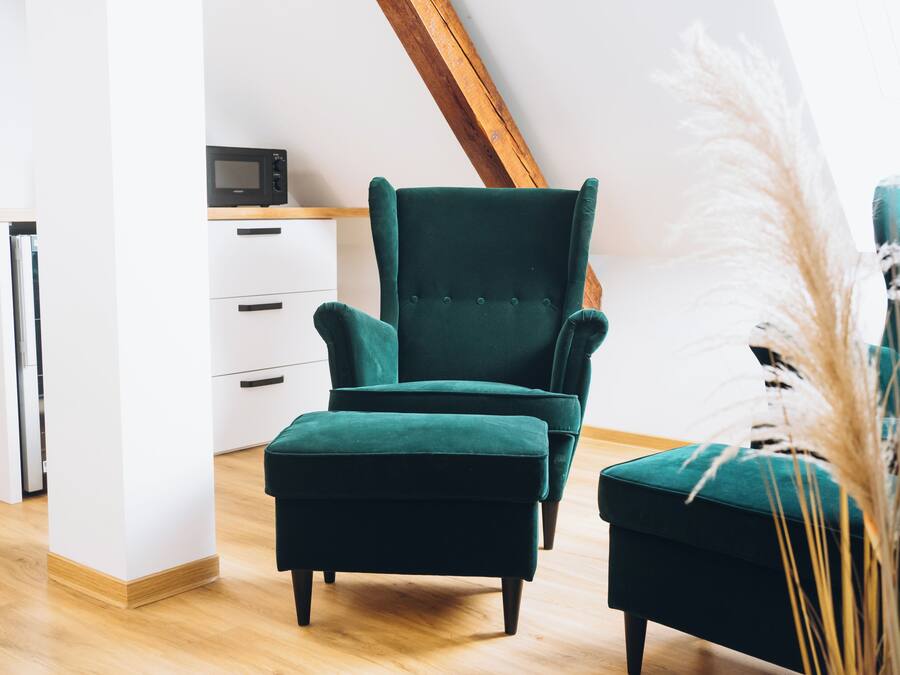 Smart TV 50-cm dengan saluran TV digital, Netflix, dan layanan streaming