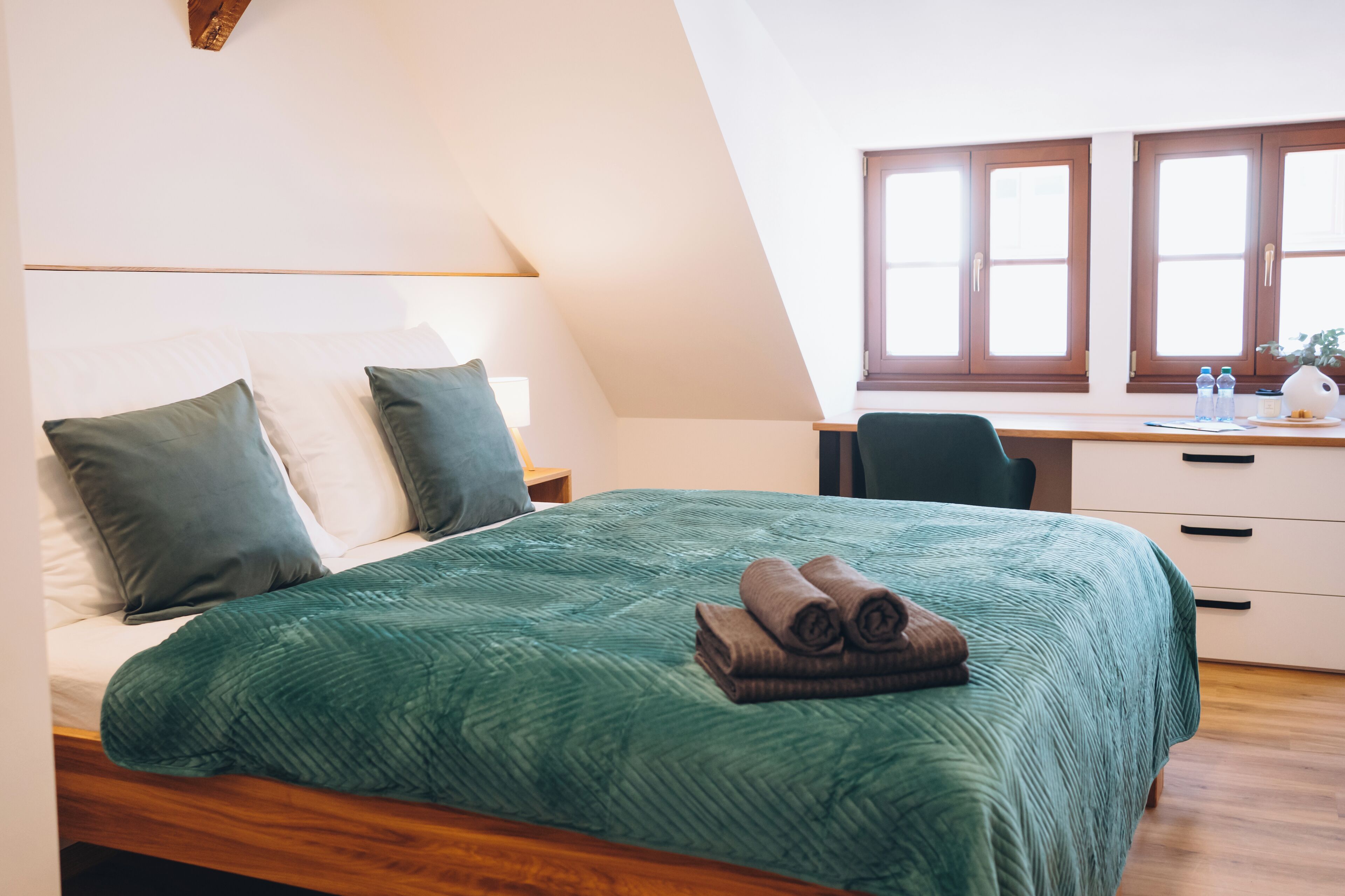 Hypo-allergenic bedding, desk, laptop workspace, travel cot