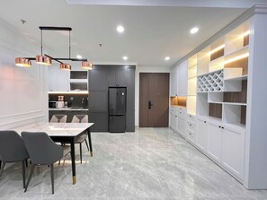 Deluxe-Apartment, 3 Schlafzimmer, Balkon, Parkblick | Eigene Küche