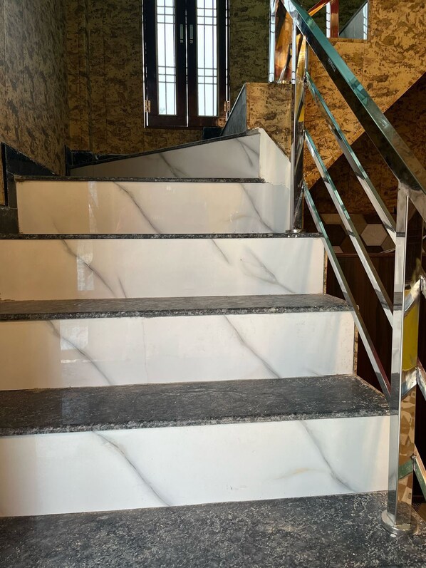 Télévision LCD de 32 pouces avec chaînes par câble