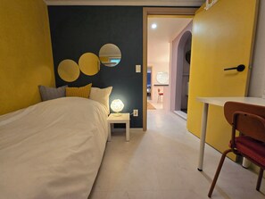 2 habitaciones, tabla de planchar con plancha, wifi y ropa de cama