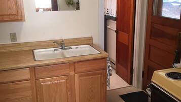 Fridge, oven, stovetop, coffee/tea maker