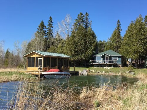 The Westender Retreat | Amazing Lake Views & Waterfront Dock House