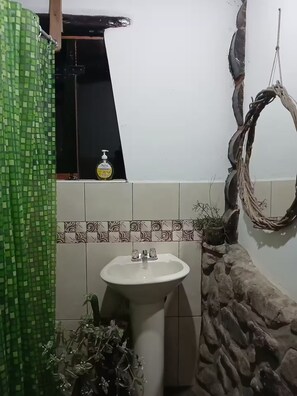 Ducha, secador de pelo, toallas y jabón