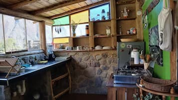 Geladeira, micro-ondas, cooktop, talheres/pratos/utensílios de cozinha