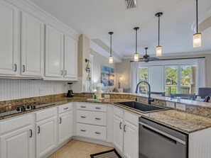 Kühlschrank, Mikrowelle, Herdplatte, Geschirrspüler