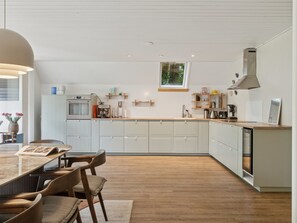 Fridge, oven, dishwasher, cookware/dishes/utensils