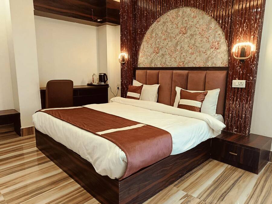 Una habitación de hotel moderna con una cama grande, un escritorio y una silla.