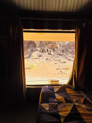 Triple Room, Desert view | Soundproofing