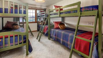 4 bedrooms, desk, iron/ironing board, free WiFi