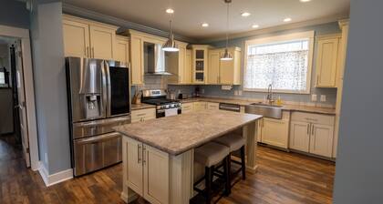 Pet friendly, 4-bedroom house in the heart of Seagrove pottery, near state zoo