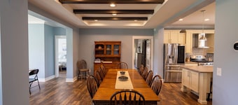 Pet friendly, 4-bedroom house in the heart of Seagrove pottery, near state zoo