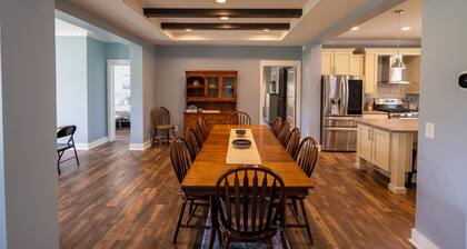 Pet friendly, 4-bedroom house in the heart of Seagrove pottery, near state zoo