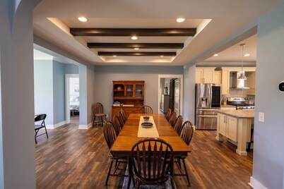 Pet friendly, 4-bedroom house in the heart of Seagrove pottery, near state zoo