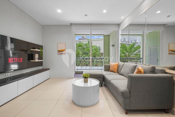 Departamento, 2 habitaciones | Área de sala de estar | Televisión de pantalla plana 