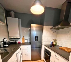 Fridge, microwave, oven, stovetop - Best of Bordeaux / private parking (Bordeaux)