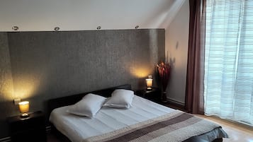 4 makuuhuonetta, työpöytä, silitysrauta/-lauta, ilmainen Wi-Fi