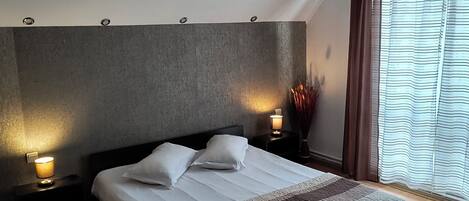 4 bedrooms, desk, iron/ironing board, free WiFi