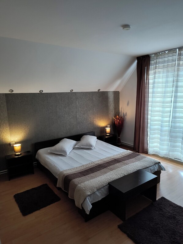 4 bedrooms, desk, iron/ironing board, free WiFi
