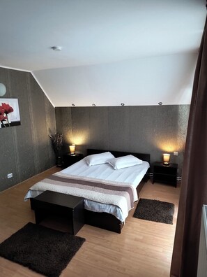 4 dormitoris, escriptori, planxa i posts de planxar i wifi gratuïta 