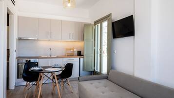 Appartement | Privékeuken | Een koelkast, een microgolfoven, een kookplaat