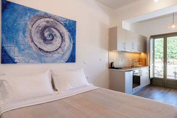 Superior Studio | Premium bedding, free cribs/infant beds, free WiFi, bed sheets
