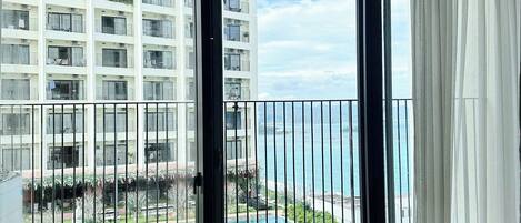 Studio Ville, 1 très grand lit, balcon, vue océan | Coin séjour