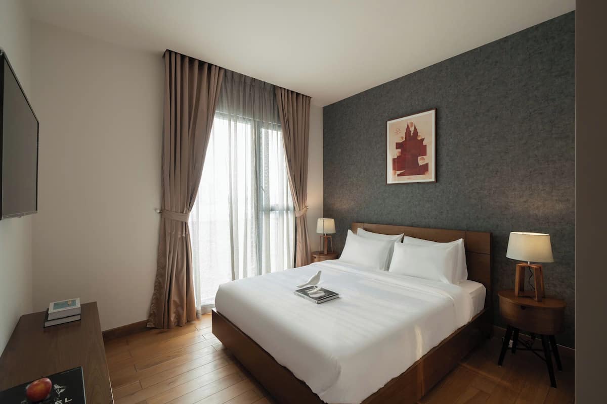 Deluxe Apartment, 3 Bedrooms, Balcony, City View | 2 bilik tidur, meja, ruang kerja komputer riba, seterika/papan seterika