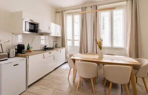 Kühlschrank, Mikrowelle, Ofen, Geschirrspüler