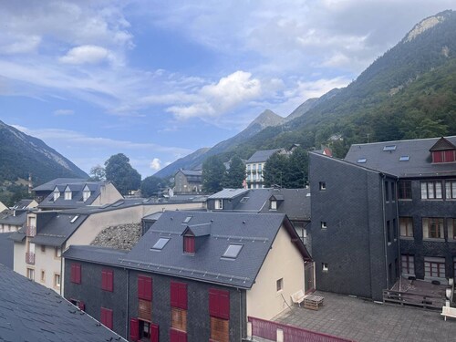 Spacious apartment in Cauterets center, 6 pers., ski storage, parking