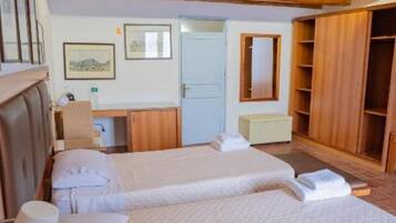 5 bedrooms, WiFi, bed sheets